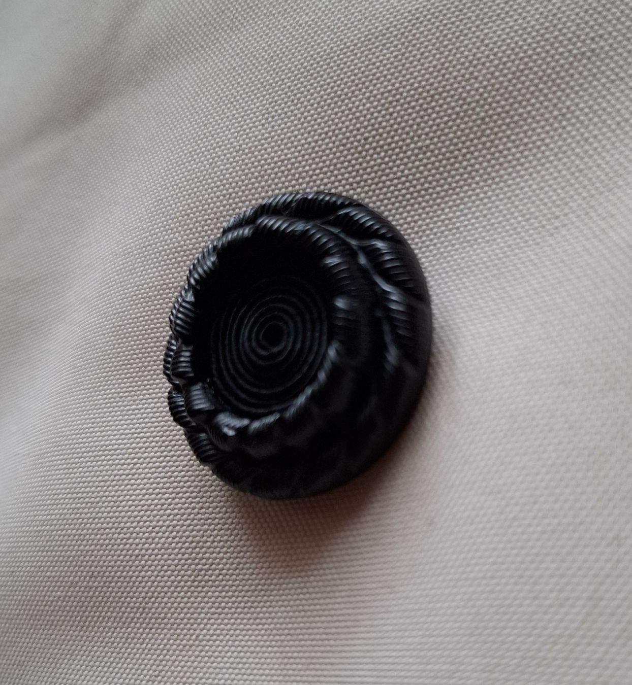 Bottoni: Schwarzer Zierknopf, 28 mm. – Usato da Dietikon venduto da Hirschkopf 1