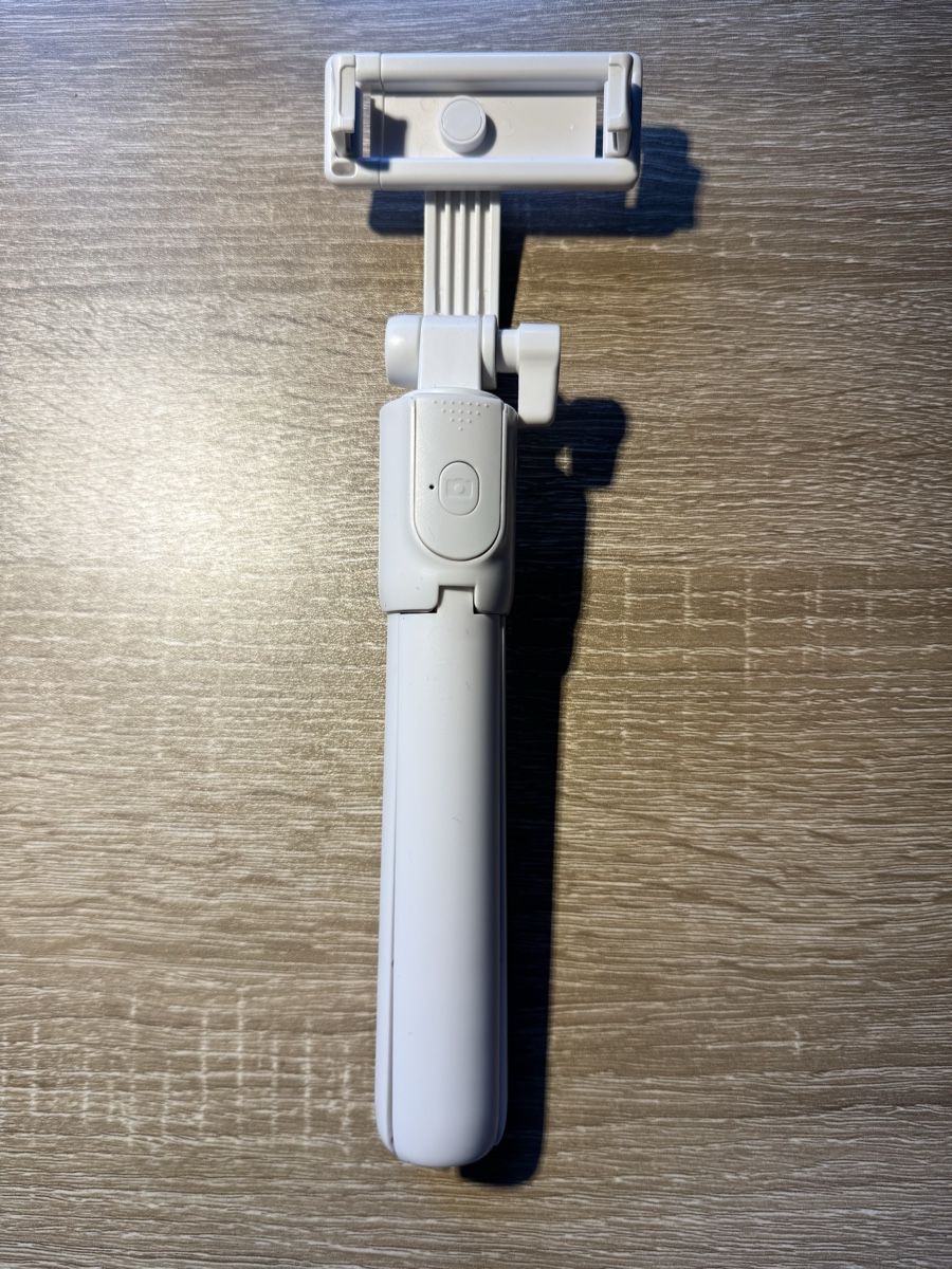 Treppiedi & Teste: Tripod, selfie stick, bluetooth photo stand + batteries – Usato da Zürich venduto da collins9_kate1 1