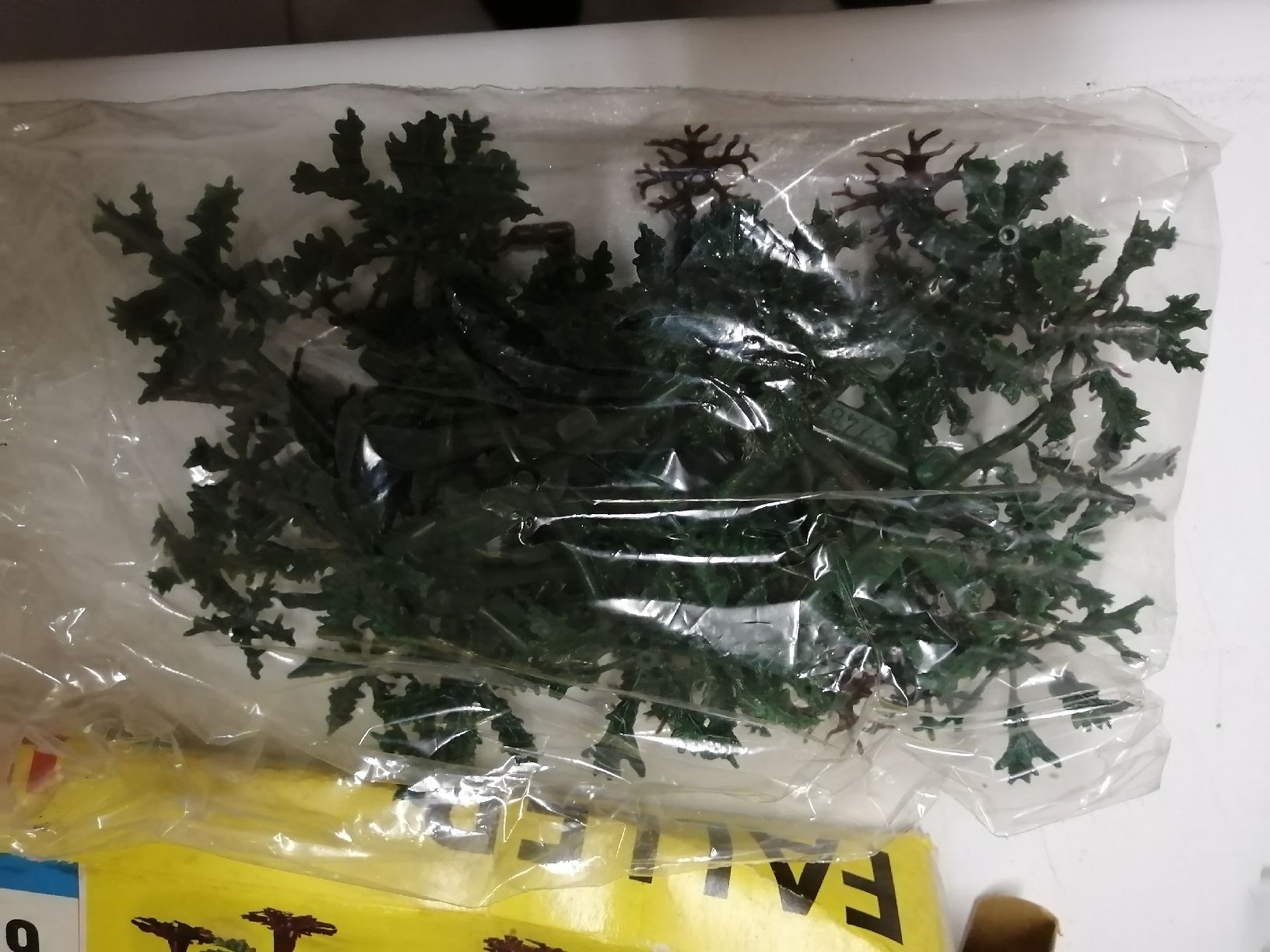 Faller Modellini di ferrovie: Faller HO, 6 sapins à construire, en plastique – Usato da Buttes venduto da Cafe2005 2