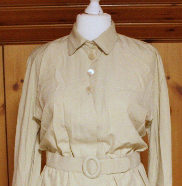 Vestiti: Kleid AKRIS beige Gr. 42 – Usato da Flüelen venduto da Diversicum-Vintage 1