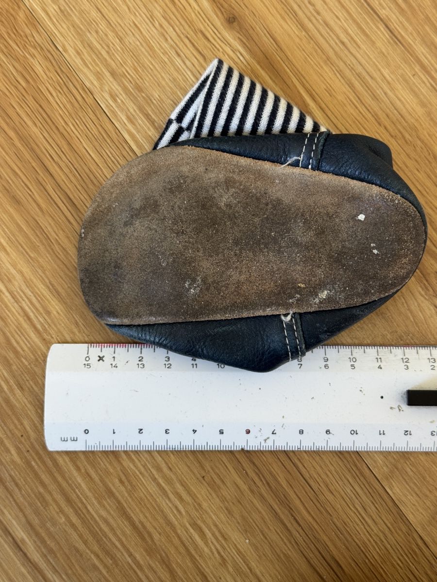 Scarpe per ragazzi: Zwei Paar Lederschläppli – Usato da Basel venduto da spassbremse 4