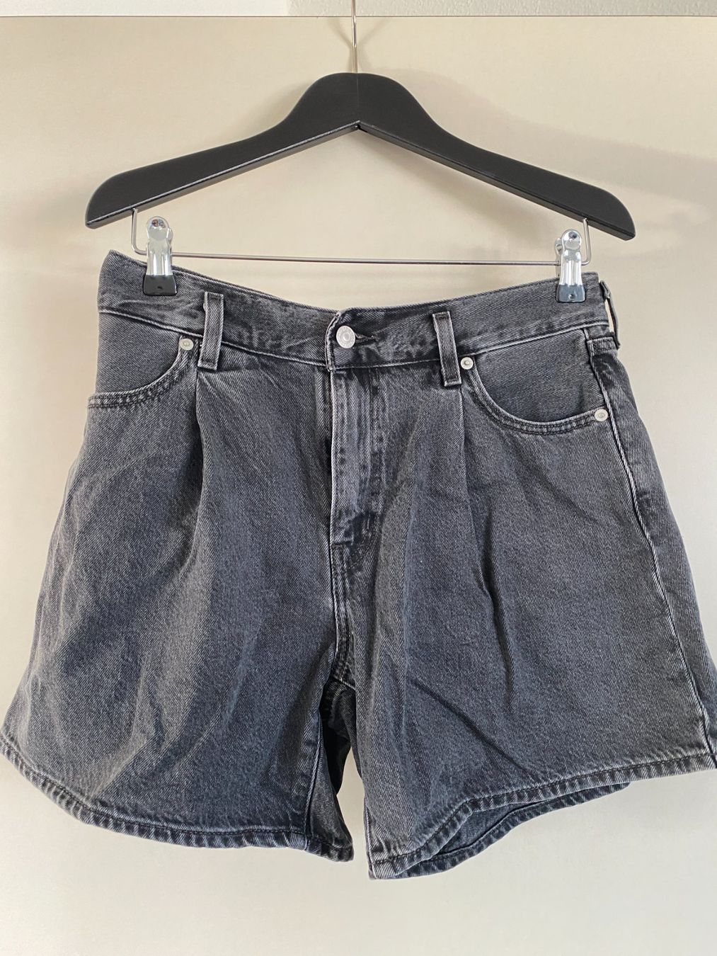 Levi's Jeans: Denim/jeans Shorts Levi's Schwarz – Usato da Zürich venduto da Pianodunst