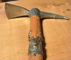 Piolet en bois avec écussons de montagne