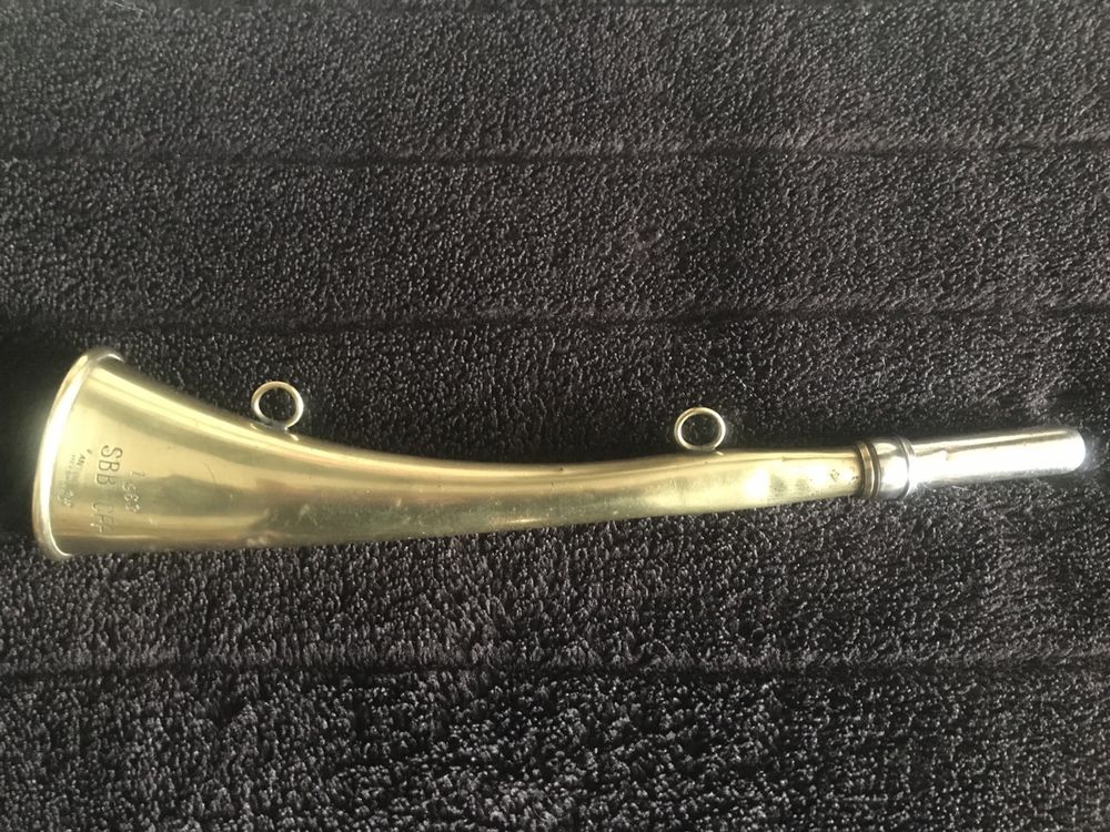 Ancienne trompette de cor de chasse doré Concept d'instrument de