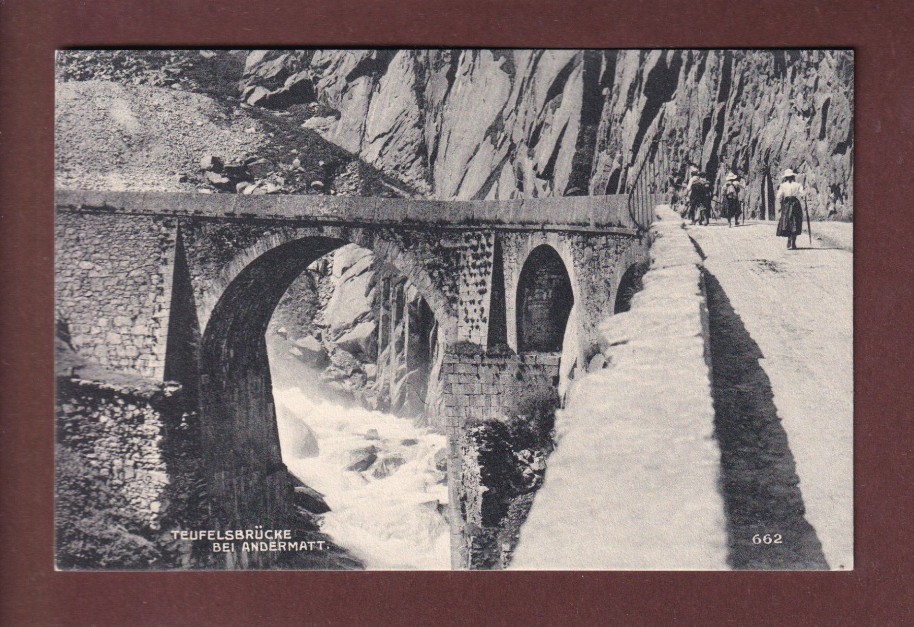 Ansichtskarten: TEUFelSBRÜCKE bei Andermatt - Leute – Gebraucht aus Pully von nicecards-shop