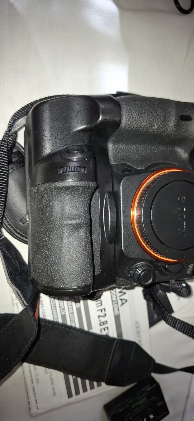 Sony Appareil photo: Sony Alpha  99 M2  Mit Seitenhalterung Versand+Verpackung – D'occasion à Chur par Giffa-04-06 1