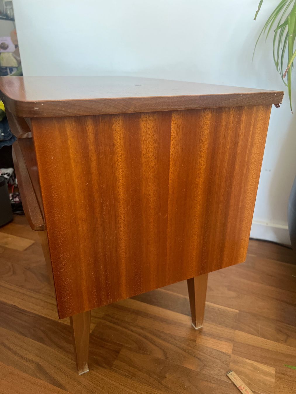 Cassettiere: Mid-Century Modern Kommode  Nachttisch ausziehbareTablar – Usato da Jona venduto da Sariksa 4