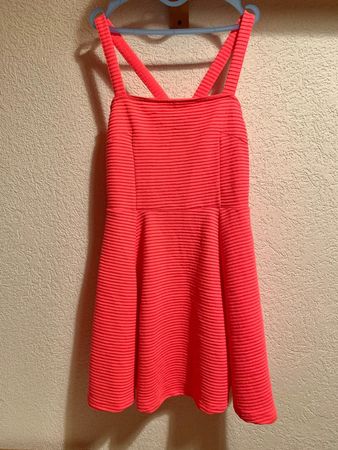 Robe d'été rose corail, taille S - Parfaite pour l'été!