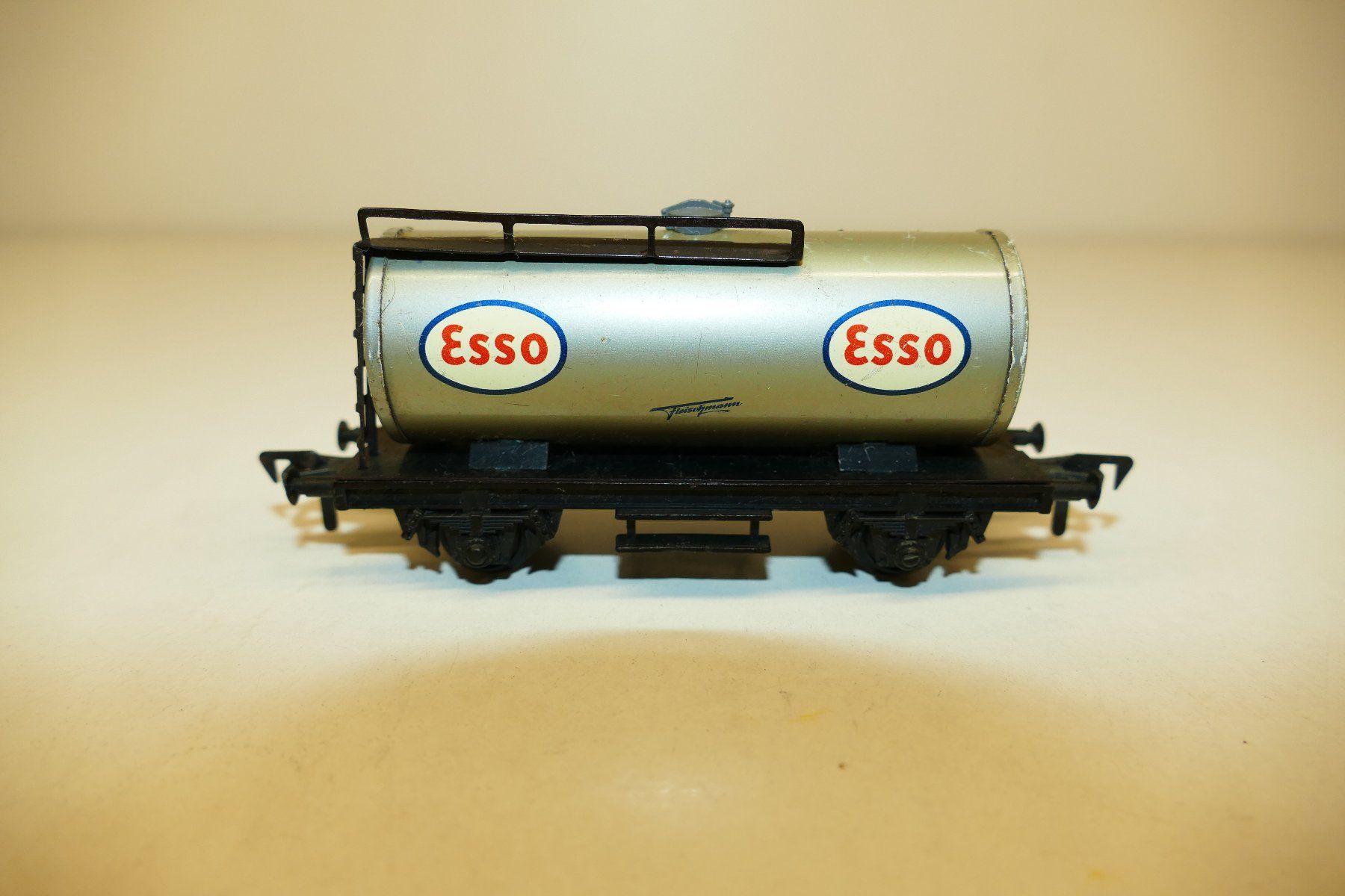 Fleischmann Modellini di ferrovie: Fleischmann H0: Kesselwagen Esso – Usato da Niederhasli venduto da rail-duerst