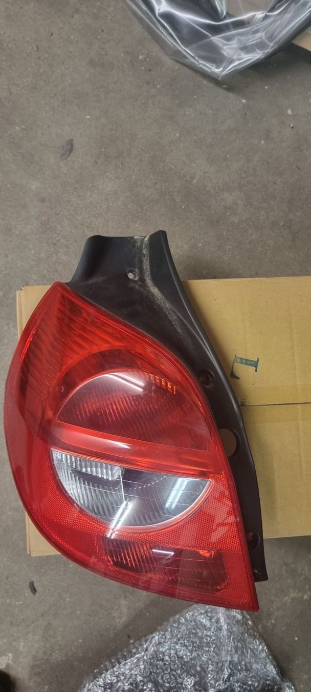 Fari: Rückleuchte R Renault Clio RS – Usato da Oberwil BL venduto da Gismo14