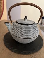 Théière en fonte style japonais couleur blanc et noir