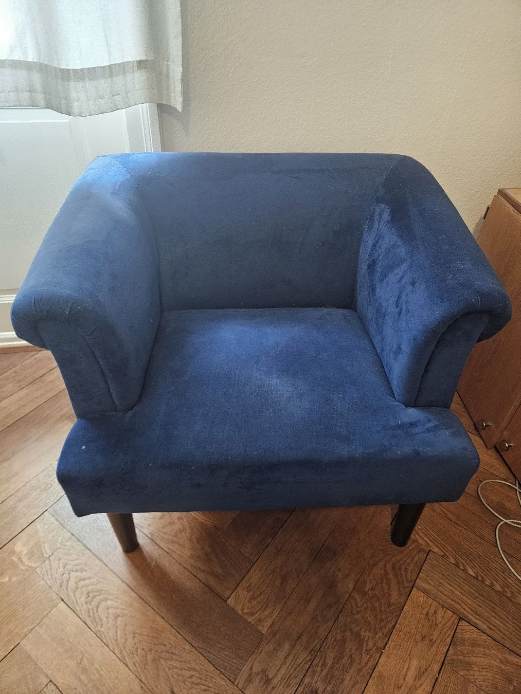 Fauteuils: Gemütlicher samtiger blauer Sessel – D'occasion à Basel par lic_q9m2
