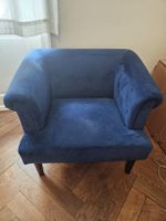 Gemütlicher samtiger blauer Sessel
