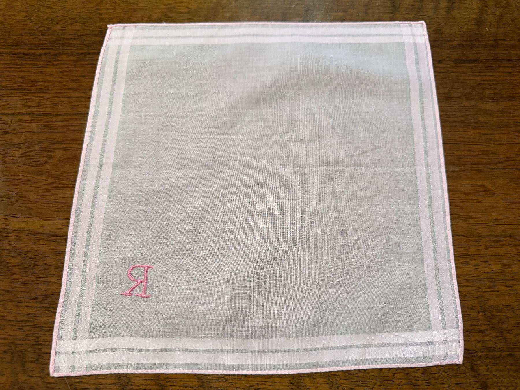 Autres vêtements & accessoires: Taschentuch rosa mit Monogramm R – D'occasion à Erstfeld par Mario_boe0 1