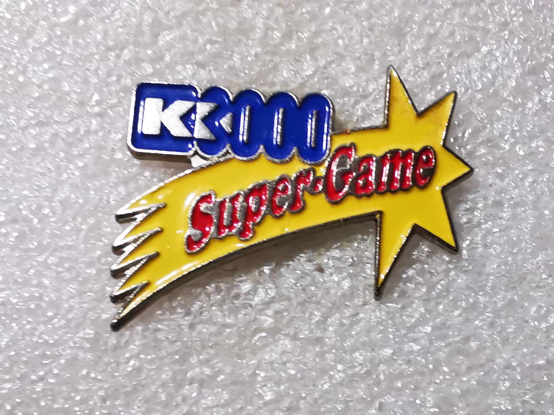 Placchette & Badge: Ansteckpin 54: K3000 Supergame – Usato da Oppligen venduto da Pin-Fall-Shop