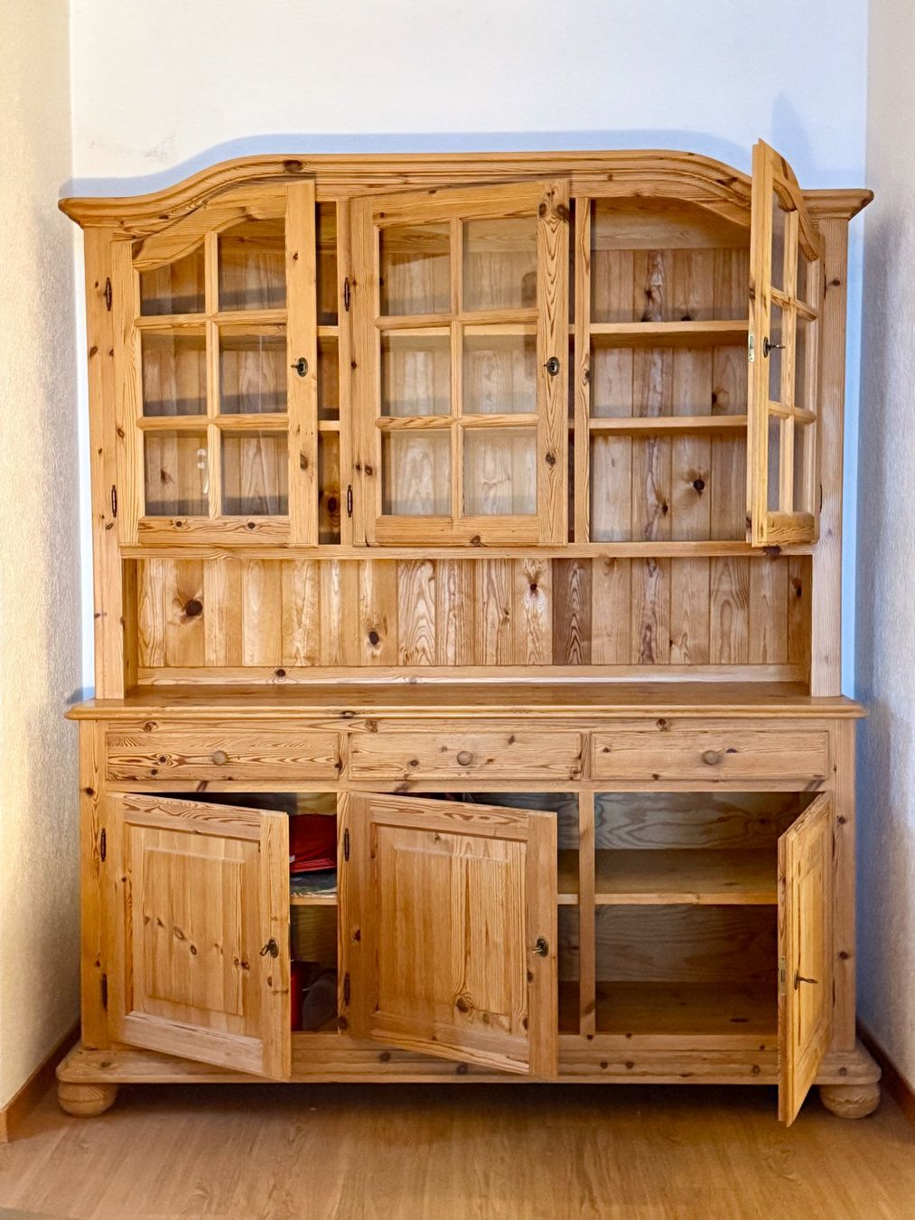 Buffets: Grosses Buffet aus massivem Kieferholz – D'occasion à Tschingel par holyhopper