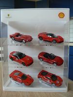 Vitrine mit sechs Ferraris von Shell
