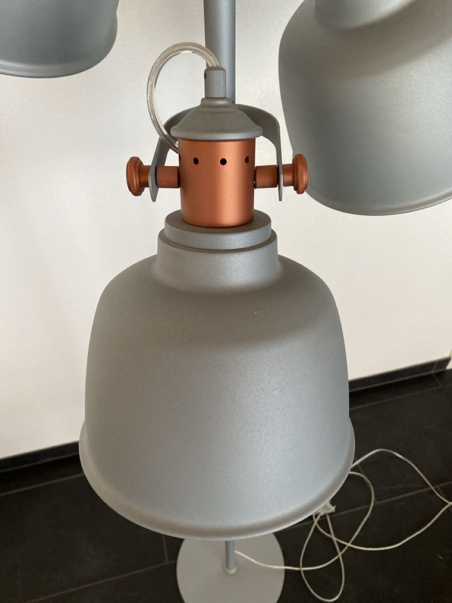 Lampade: Stehlampe Grau mit 3 Lampenschirmen – Usato da Bennau venduto da Balabing 2