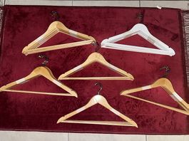 Kleiderbügel (5er-Sets): 5x Holz, 1x Weiss  je Set 5 CHF