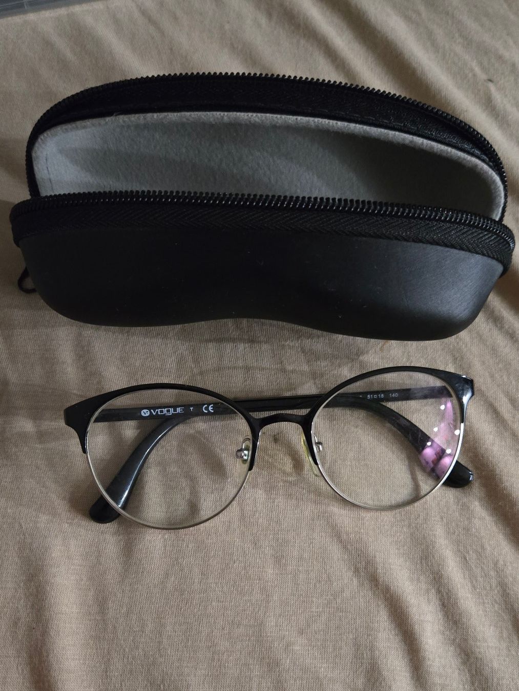 Vogue Brillen & Gläser: Vogue Sonnenbrille + Tasche – Gebraucht aus Wabern von konbini