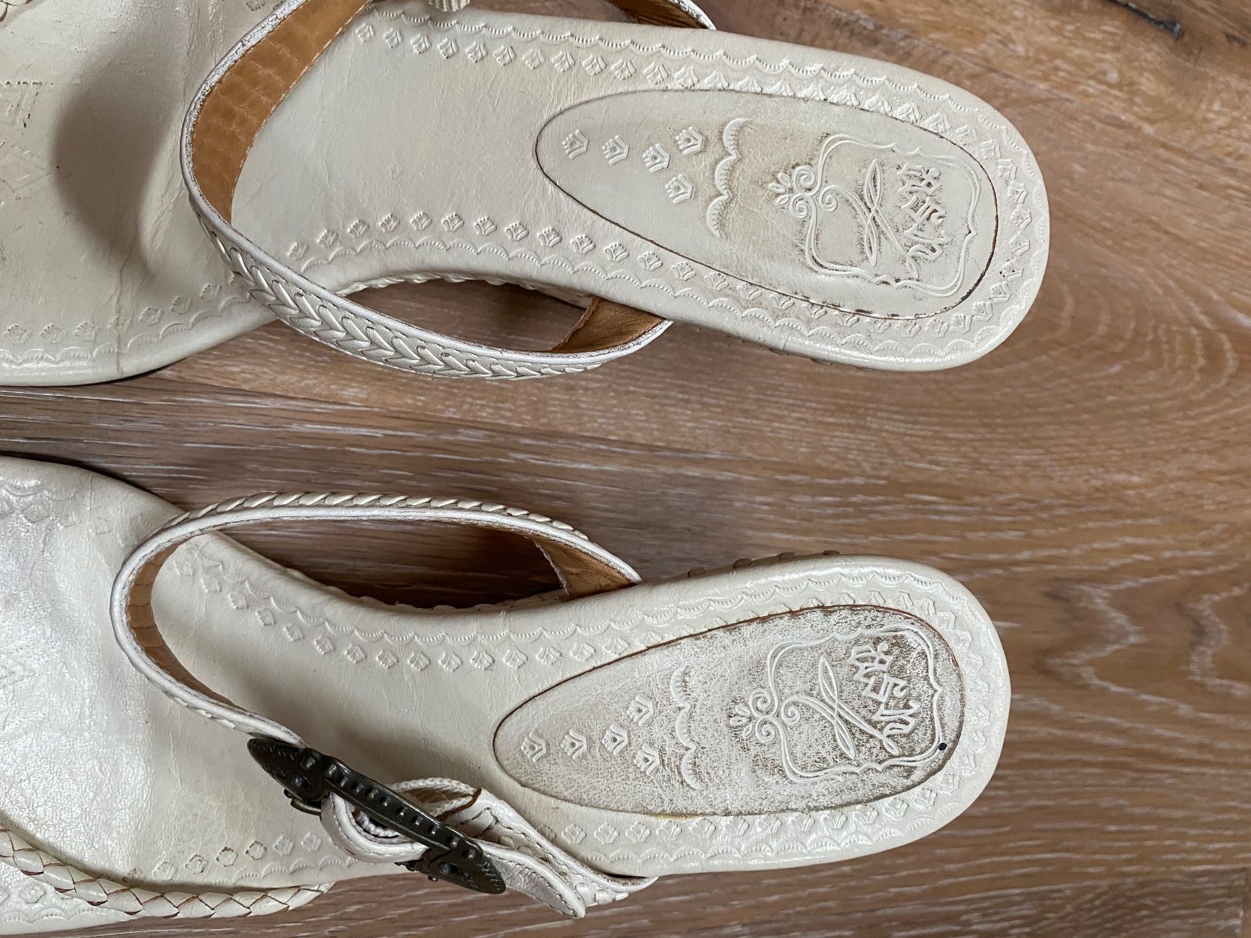 Scarpe da donna: Great white sandals. EUR38 – Usato da Grund b. Gstaad venduto da PlageNeigeplus 2