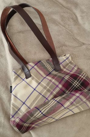 Schicke Handtasche mit Karomuster und Ledergriffen