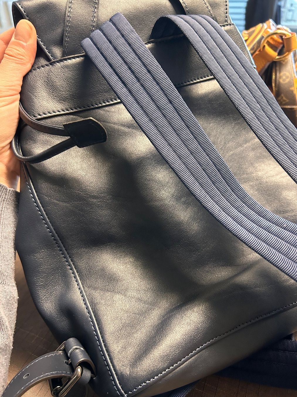 Longchamp Zaini: Longchamp Rucksack in dunkelblauem Leder – Nuovo (secondo la descrizione) da Trin venduto da kreadiva 1