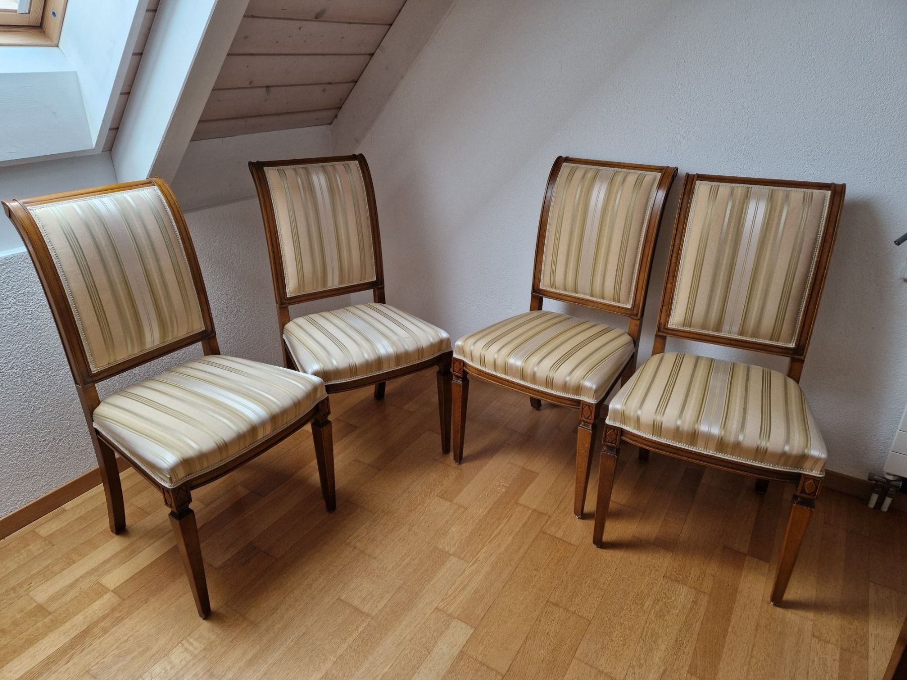 Chaises: 4 Stühle mit Seidenbezug – D'occasion à Mettmenstetten par Cam7