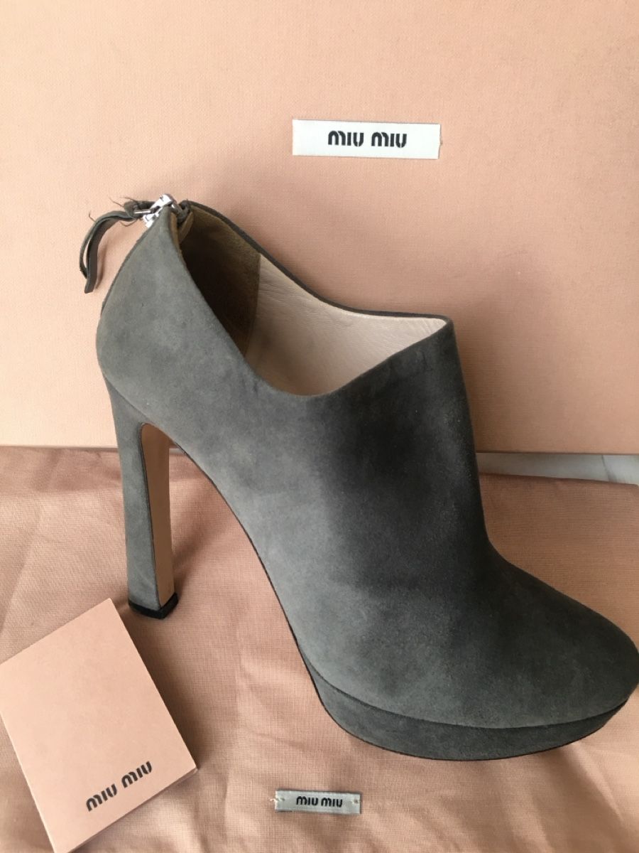 Miu Miu Scarpe da donna: Miu Miu Grey Suede Ankle Boots Size 38,5 – Usato da Oberwil b. Zug venduto da fis_2wtq 2