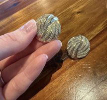 Goldene Ohrringe von Lily Clasp