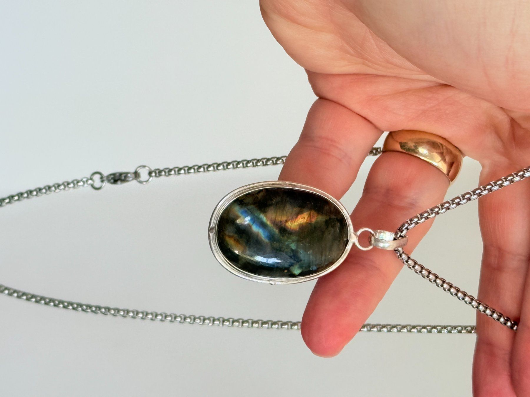 Catenine: Collier pendentif Labradorite - Élégance brute – Nuovo e nell'imballaggio originale da Genève venduto da AWWA 1