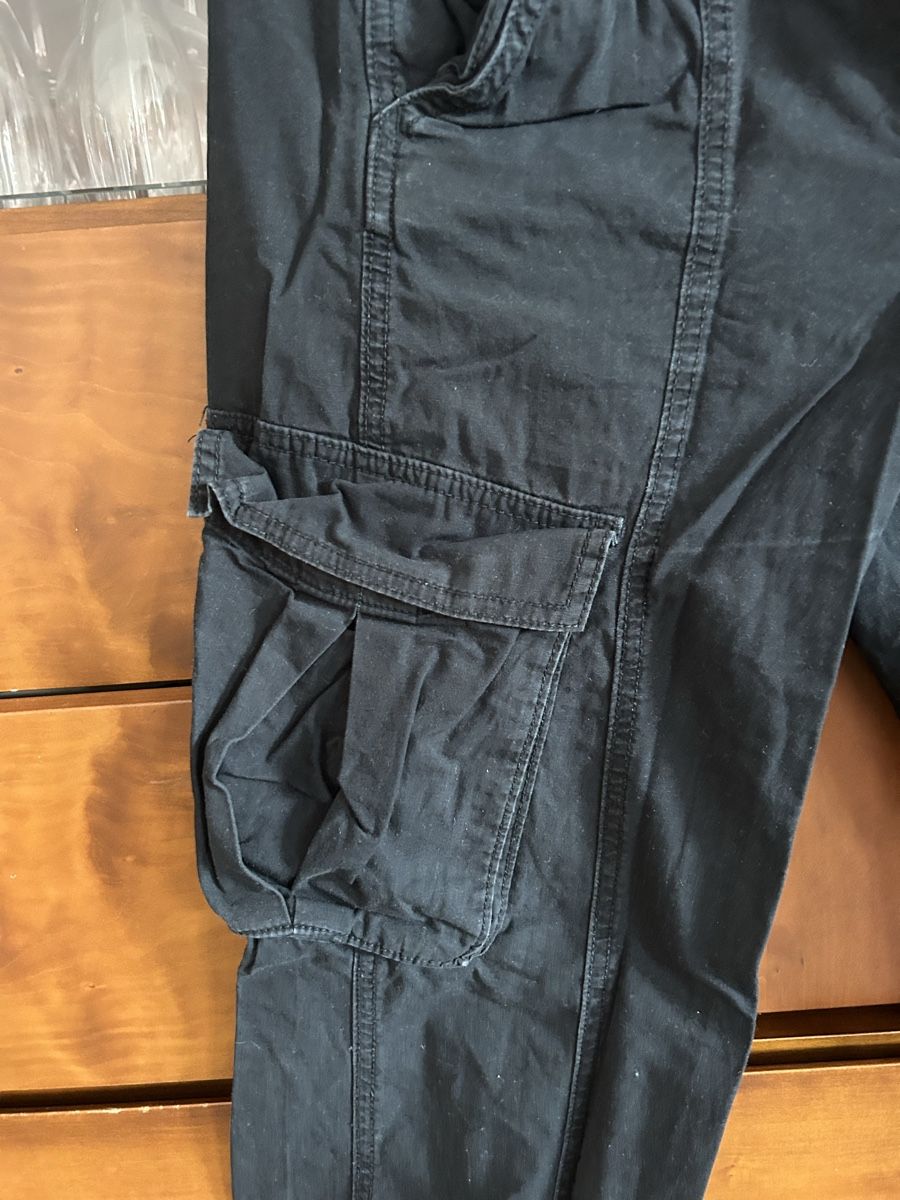 H&M Pantaloni: Schwarze Cargo Hose von H&M 32/34 – Usato da Muttenz venduto da ali_6yvf 2