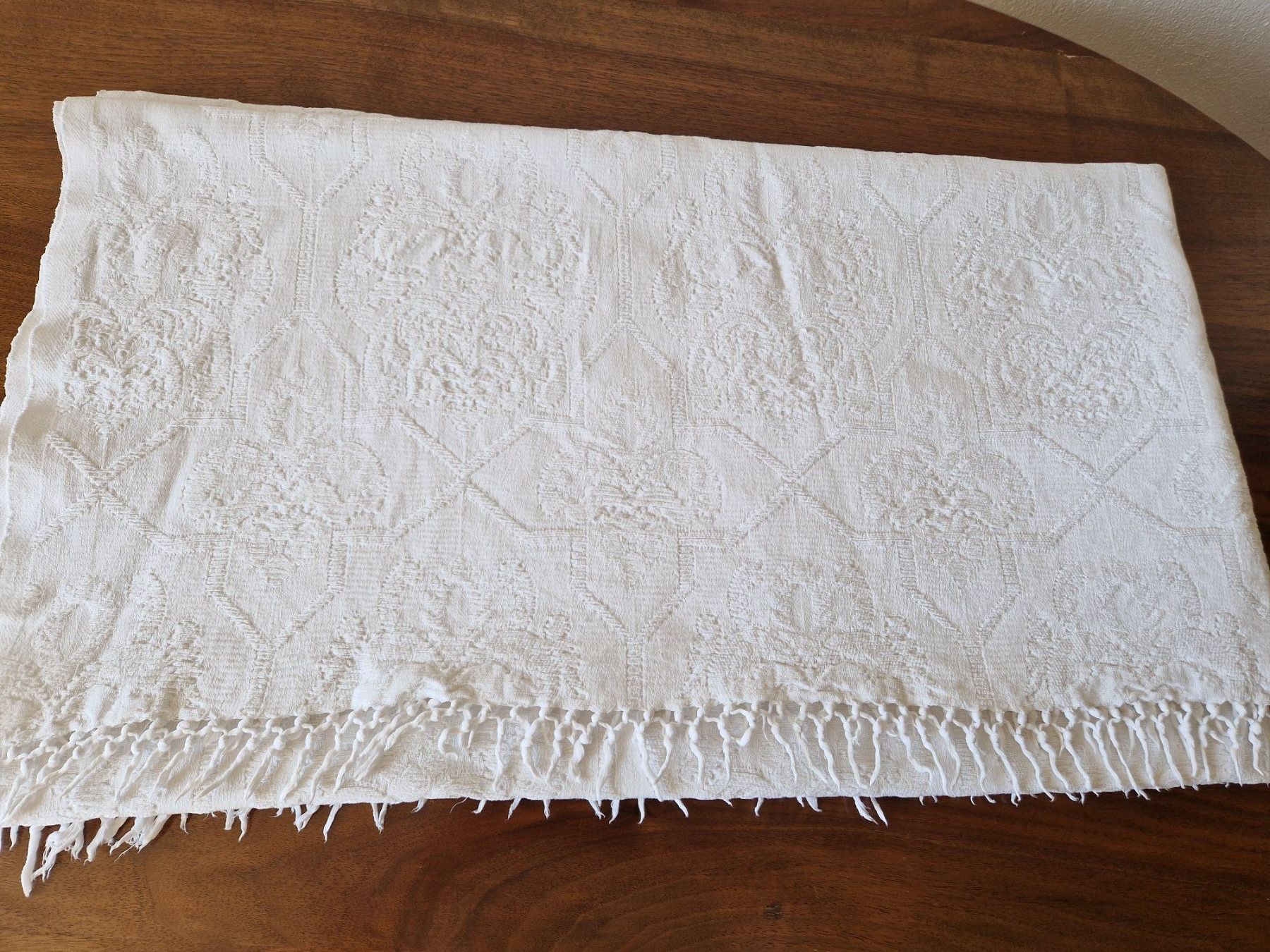 Altra biancheria da tavola: Weisse  Tischdecke mit Fransen 140x160cm – Usato da Bern venduto da Antikbatik 4