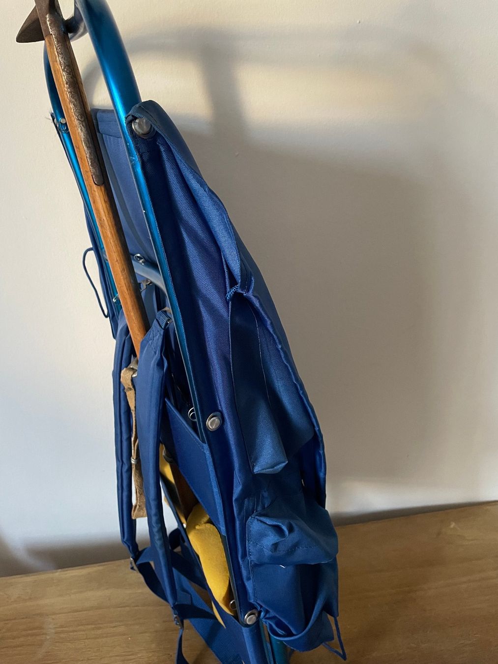 Kletterausrüstungen: Bergsteiger-Rucksack mit Tragegestell und Holz-Eispickel – Gebraucht aus Münchenbuchsee von hamama18 1