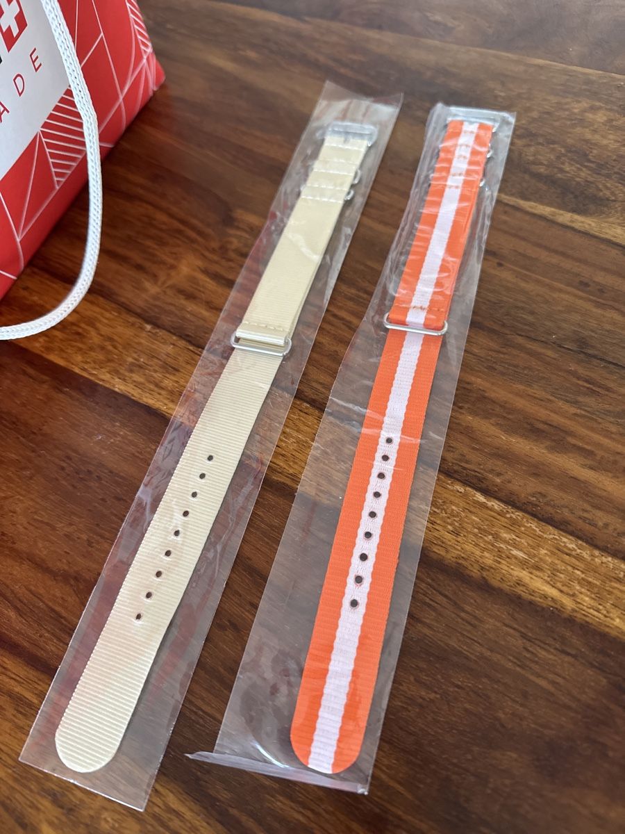 Swatch Orologi: 3 Swatch Moonswatch. Brand New: Jupiter, Pluto & Uranus – Nuovo e nell'imballaggio originale da Brugg AG venduto da Winter789 1