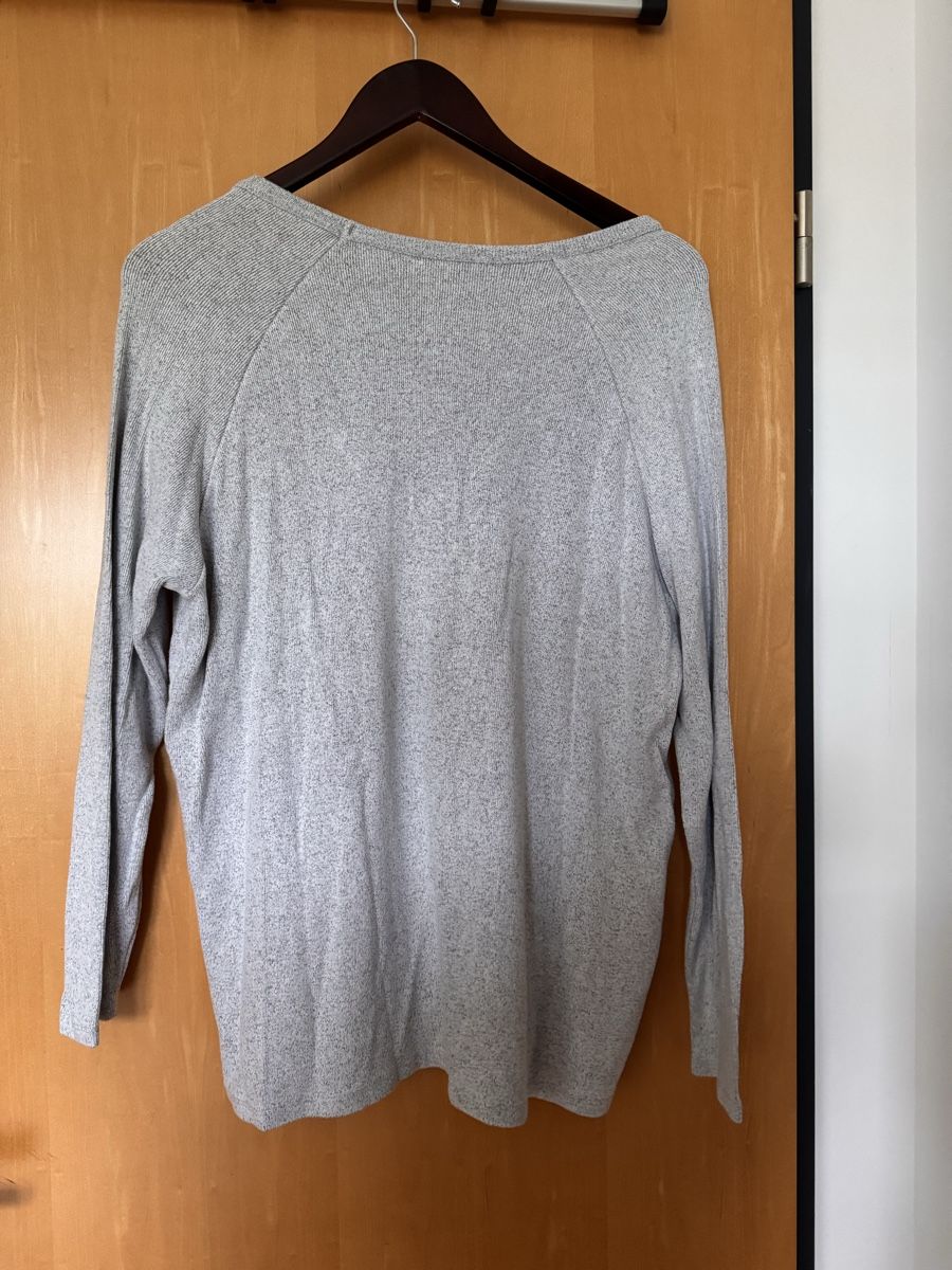 Brandy Melville Maglioni & Felpe: Pull Brandy Melville gris chiné col en V taille unique – Nuovo (secondo la descrizione) da Villars-sur-Glâne venduto da Oriane_ 1