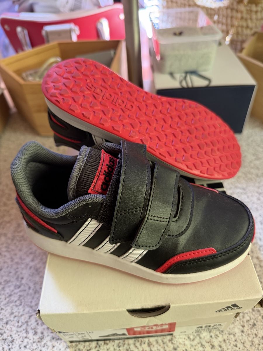 Adidas Chaussures garçon: Kinderschuhe 3x Gr.28 – D'occasion à La Garde (Sembrancher) par jan_b6mp 1