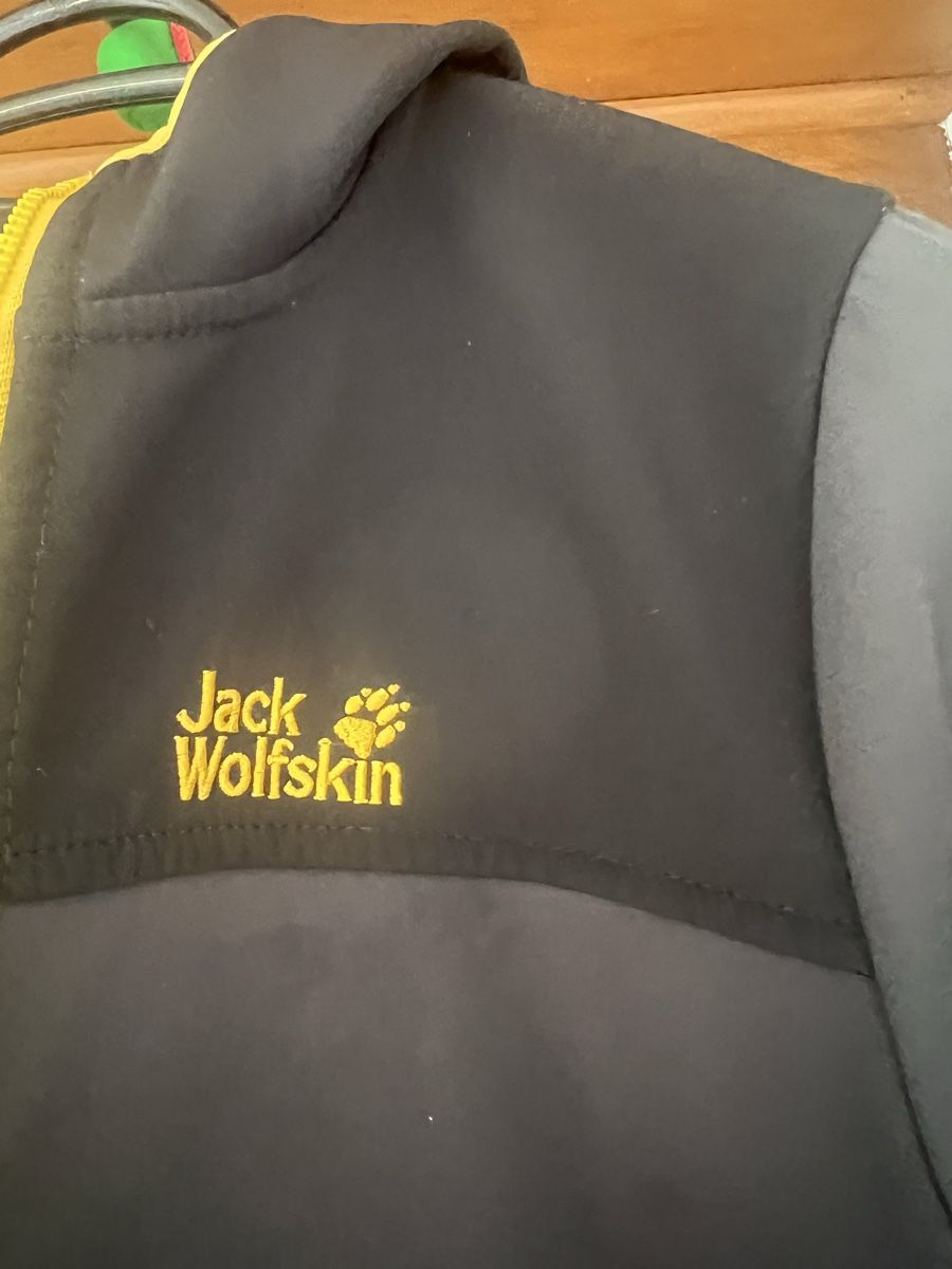 Giacche & Cappotti: Kinder Softshelljacke Jack Wolfskin Grösse 140 schwarz gelb  – Usato da Riedstätt venduto da est_5jwc 1