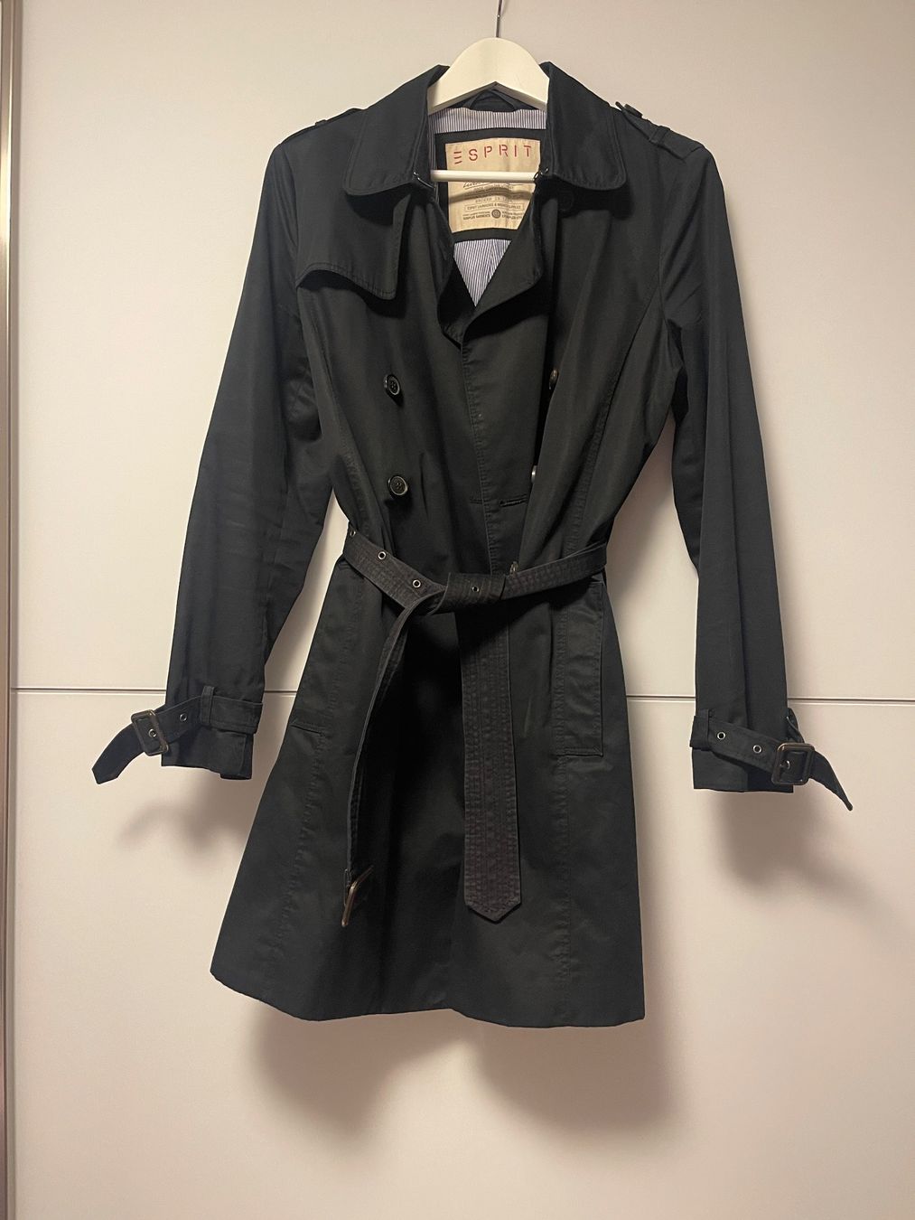 Esprit Cappotti: Hochwertiger Trenchcoat Esprit schwarz – Usato da Winterthur venduto da Milan340