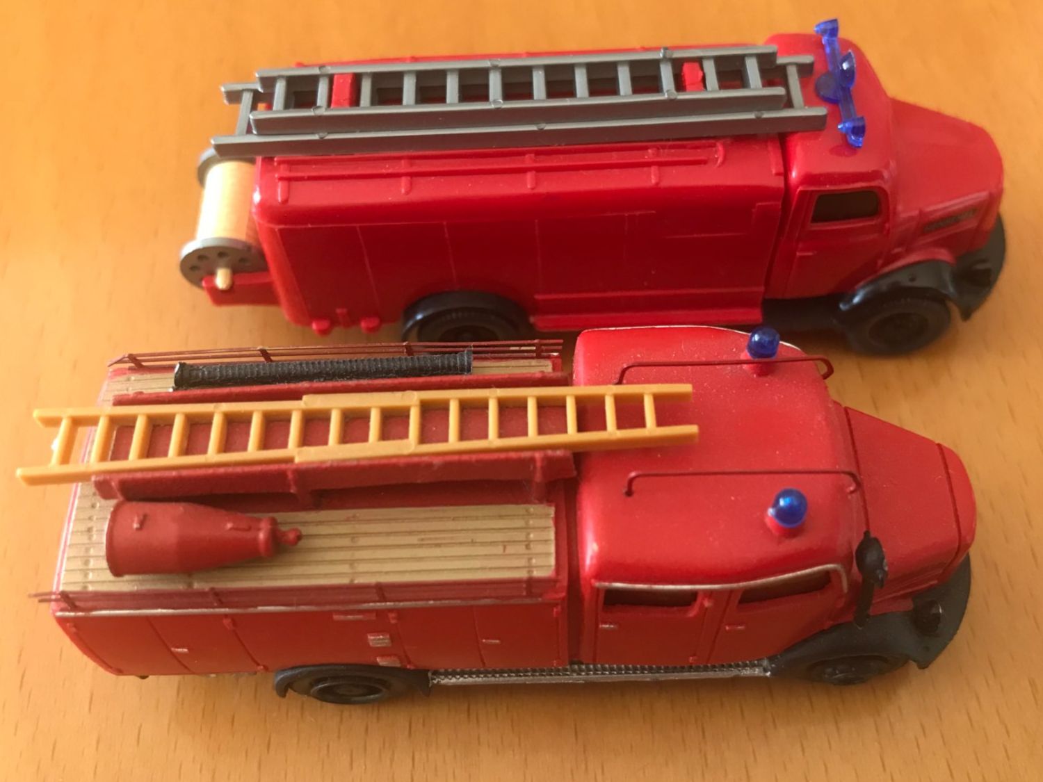 Modellini d'auto: 2x Magirus LKW Feuerwehr – Usato da Luzern venduto da mey_s13