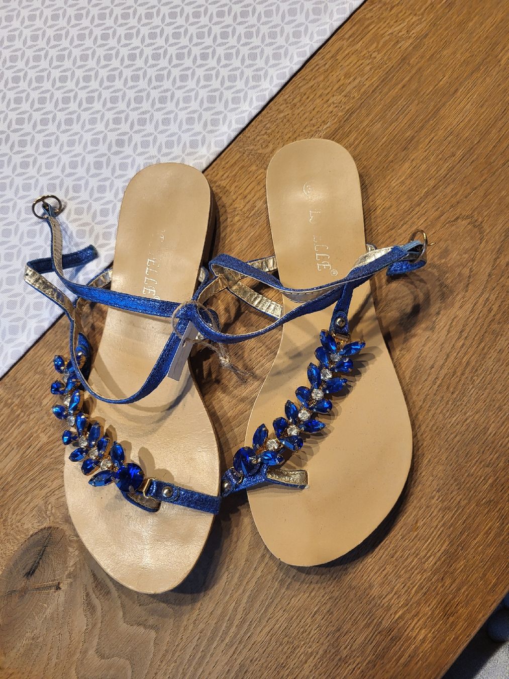 Scarpe da donna: Sandales taille 36 – Usato da Ecuvillens venduto da loloall 1
