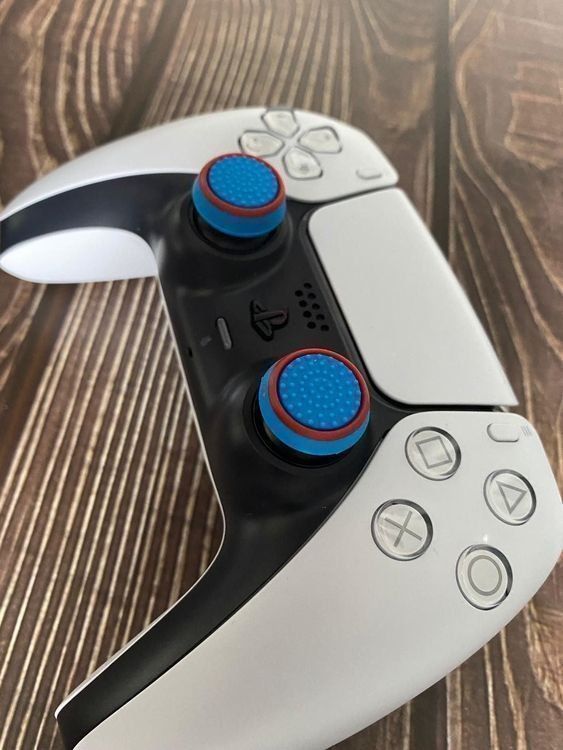 Controller: PlayStation 4 & 5 Grips / Noppen (Rot/Blau) – Nuovo (secondo la descrizione) da Niederwil SO venduto da BlueSonic 1