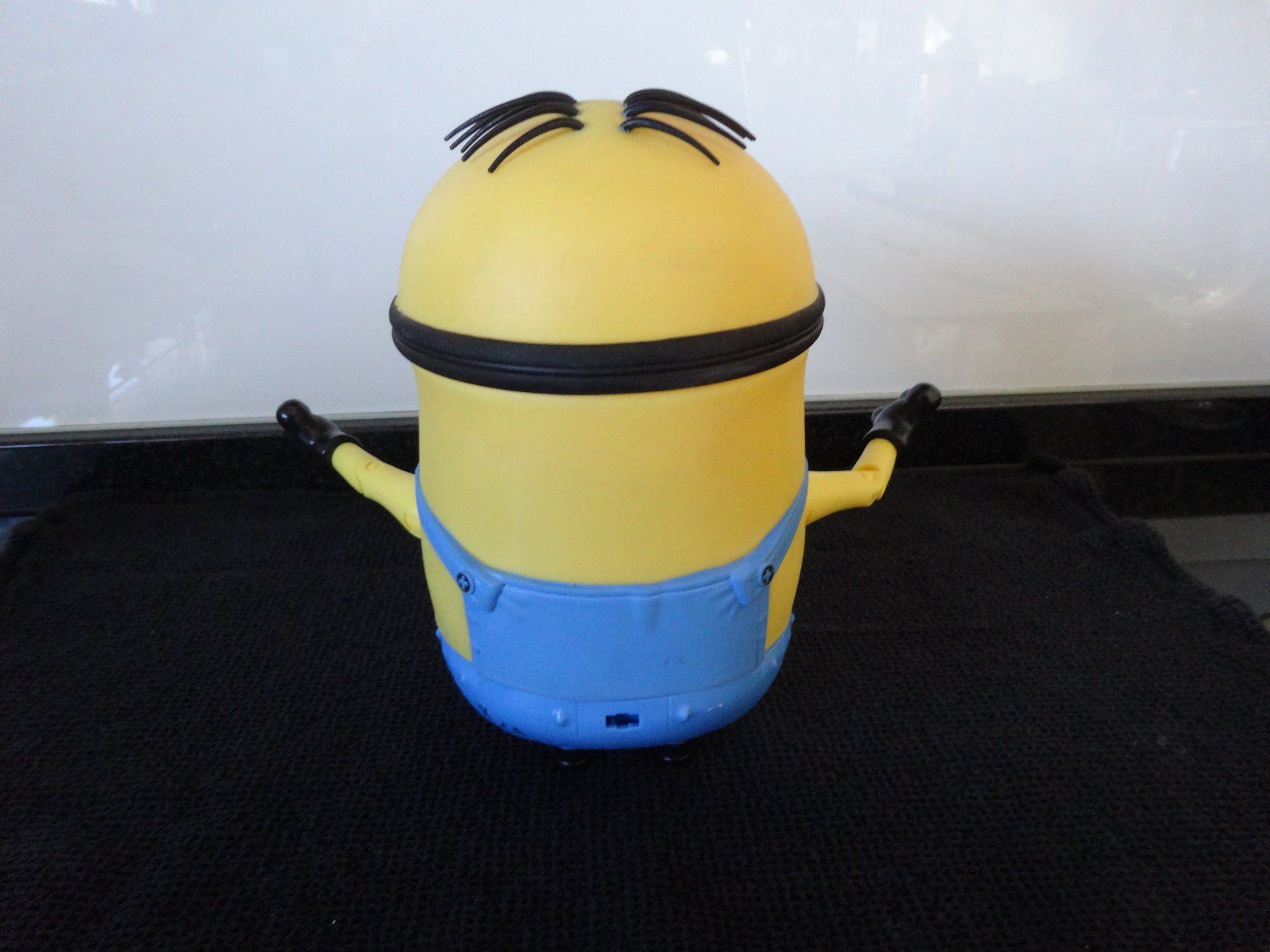 Figuren: Sprechender Minions mit Gitarre – Gebraucht aus Neerach von  2