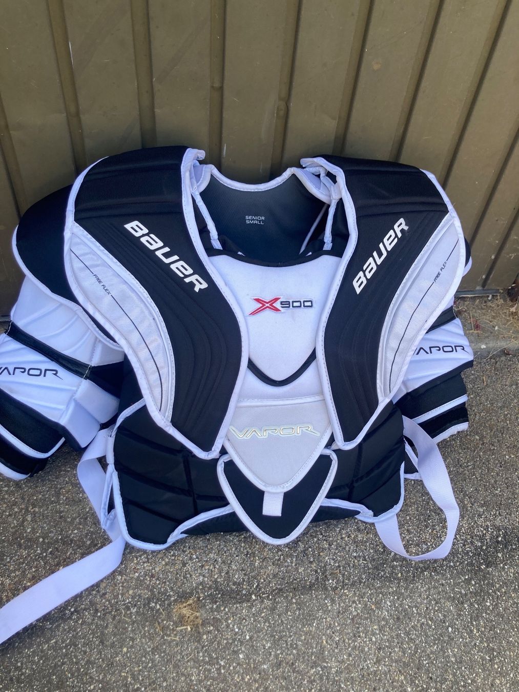 Schutz & Schoner: Alte Eishockey Torhüter Ausrüstung – Gebraucht aus Urnäsch von  1