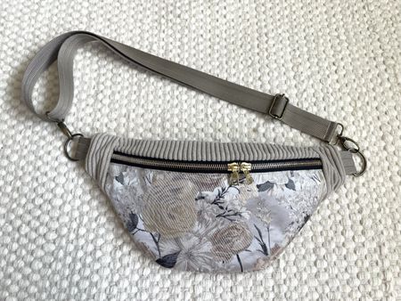 Handgefertigte Bauchtasche aus Jacquard & Cord