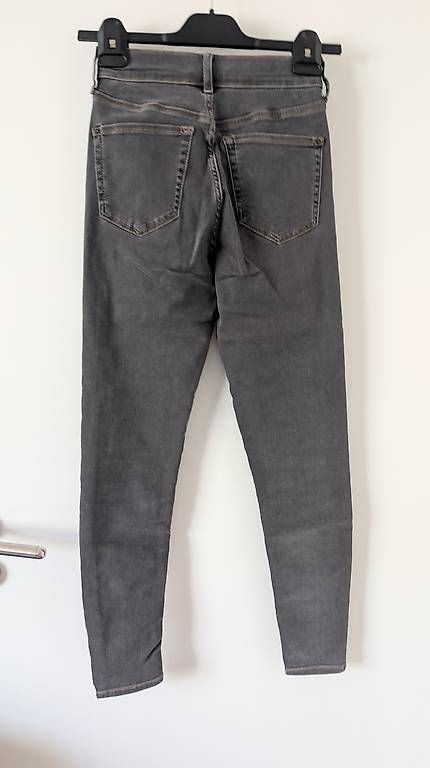 Jeans: Graue Skinny Jeans 28/32 – Gebraucht aus Erschwil von andora00 2