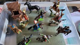 Konvolut mit 10 Indianer und Cowboys Figuren .