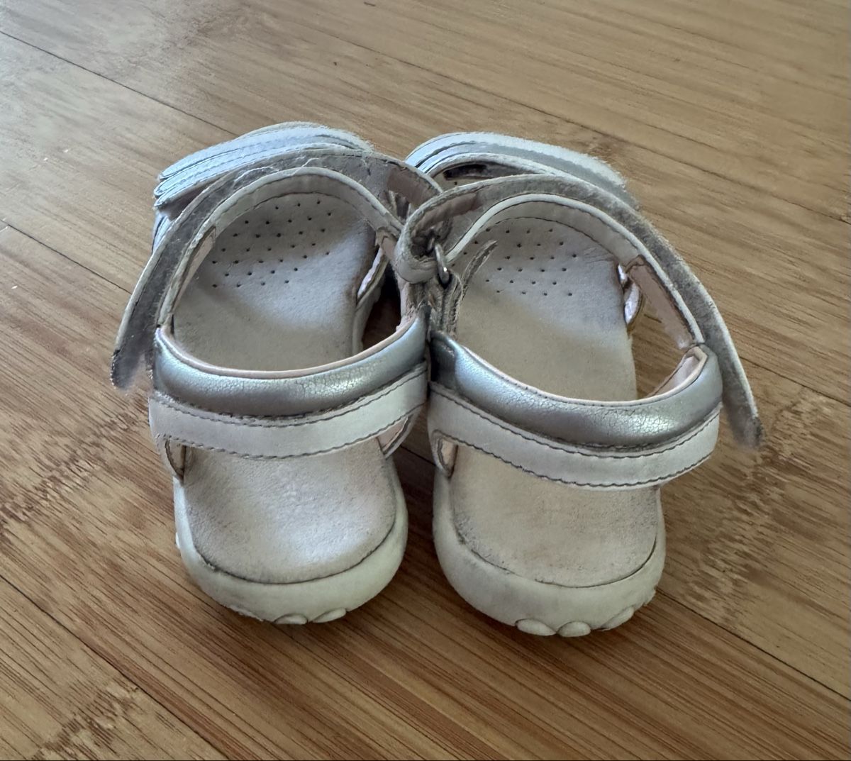 Geox Scarpe per ragazze: Geox Metallic Silver & White Leather Sandals – Usato da Pully venduto da kat_2rwv 1