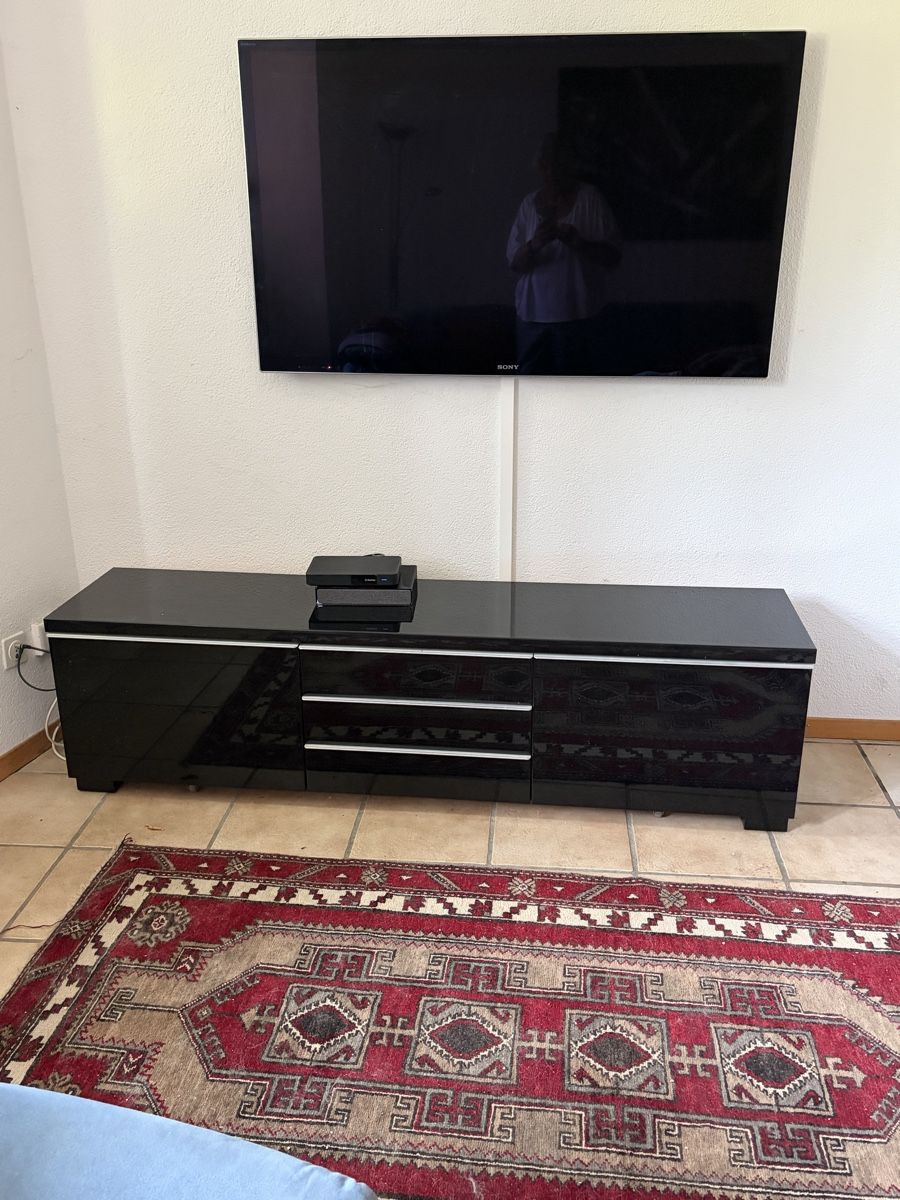 TV Möbel: Schwarzes Sideboard – Gebraucht aus Steckborn von Tareggli