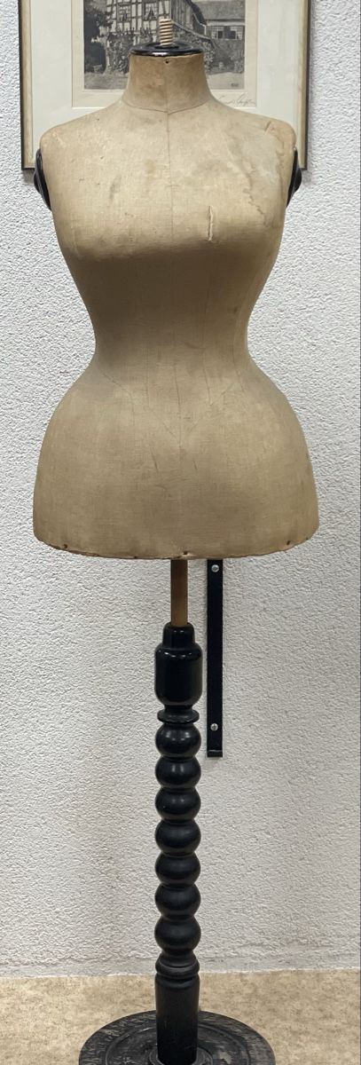 Figurines: Antike Kleiderbüste – D'occasion à Schaffhausen par marakesch41